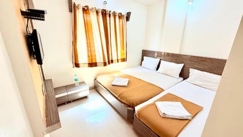 Postel nebo postele na pokoji v ubytování HOTEL GRKK - Near Shri Saibaba Samadhi Temple Shirdi