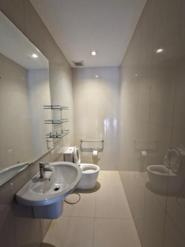 Koupelna v ubytování Palmeraiebeach Resort Rayong ปาล์มมาลี บีช รีสอร์ท ระยอง 罗勇棕榈树海滩酒店