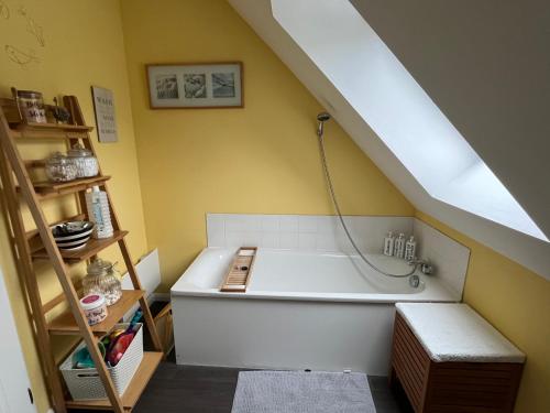 La salle de bains mansardée est pourvue d'une baignoire. dans l'établissement Maison Hahn, à Boubers-lÃ¨s-Hesmond