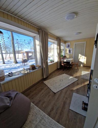 Zona d'estar a Ezera Roze Lake Cabin Sauna