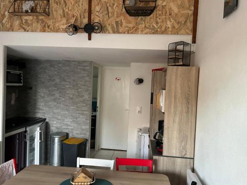 Cuisine ou kitchenette dans l'établissement Bonheur