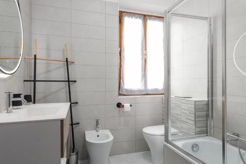 a bathroom with a toilet and a sink and a shower at In Centro a Certaldo in Certaldo