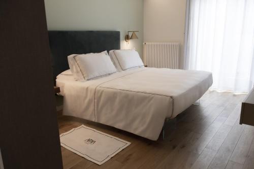 Giường trong phòng chung tại Appia Boutique Apartment