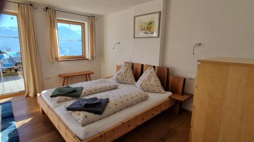 Ένα ή περισσότερα κρεβάτια σε δωμάτιο στο Ferienwohnung Mitterleithengut