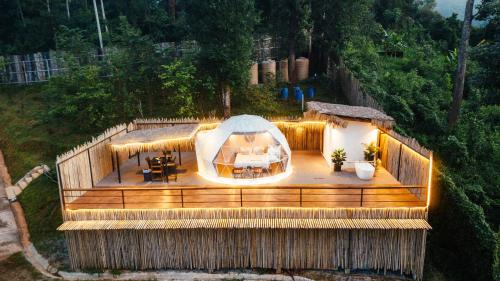 Ban Kai NoiPHULAYYA CHIANGMAI - Luxury Dome的甲板上空中美景,配有帐篷