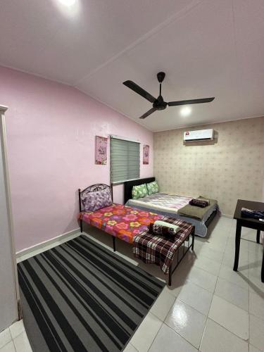Postel nebo postele na pokoji v ubytování Homestay D Makmur UNIT 2