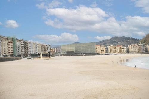 Apartamento reformado con encanto junto a la playa Zurriola, en Donostia - San Sebastián