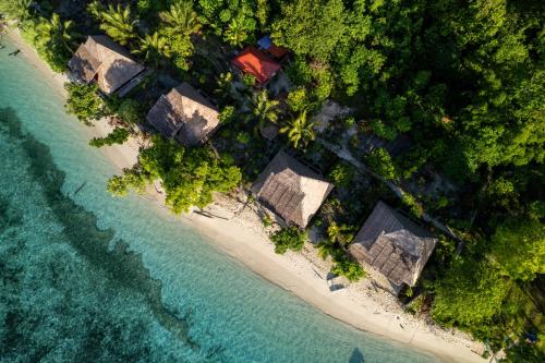 eine Luftaufnahme eines Resorts an einem Strand in der Unterkunft Yenatar Resort in Friwin