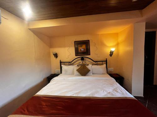 Una cama o camas en una habitación de Sanjay Lodge