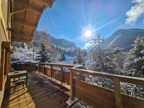 une terrasse avec vue sur les montagnes dans l'établissement Le Noisetier - Mini Chalet 2 pers - 2min la Clusaz - AravisTour, à Saint-Jean-de-Sixt