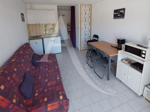 Studio avec terrasse a 2 min des plages a pied