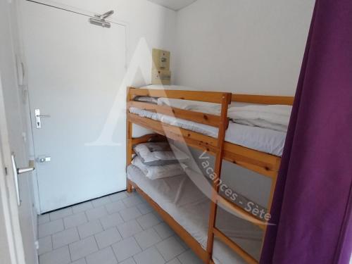 - une salle de bains avec 2 lits superposés dans une chambre dans l'établissement Studio avec terrasse a 2 min des plages a pied, à Sète