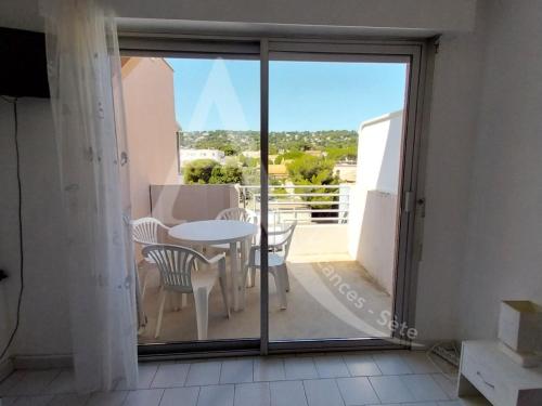 Studio avec terrasse a 2 min des plages a pied
