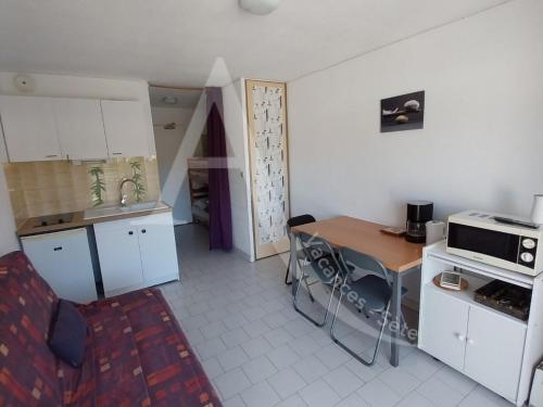 Studio avec terrasse a 2 min des plages a pied