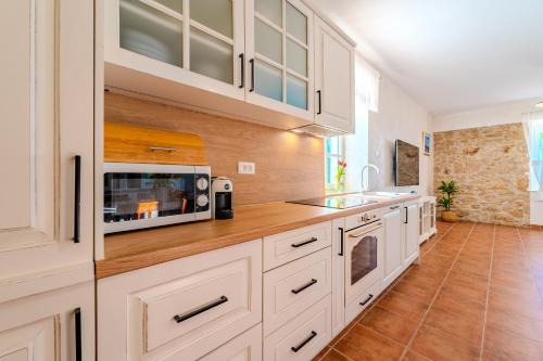 House for rent "Figurica" Lunにあるキッチンまたは簡易キッチン