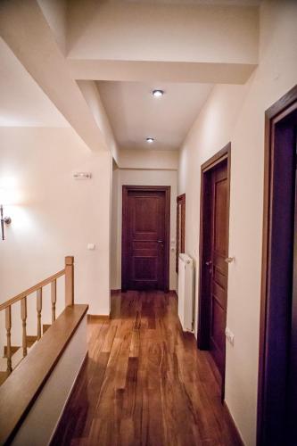 an empty hallway with wooden floors and a door at Chalet Niki in Seli