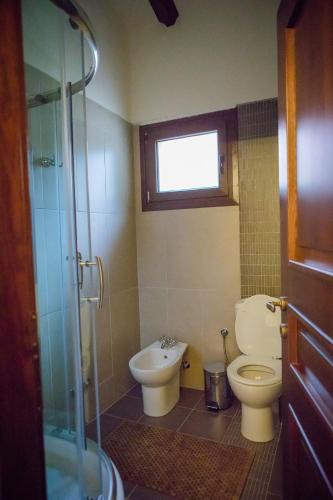 a bathroom with a toilet and a sink at Chalet Niki in Seli