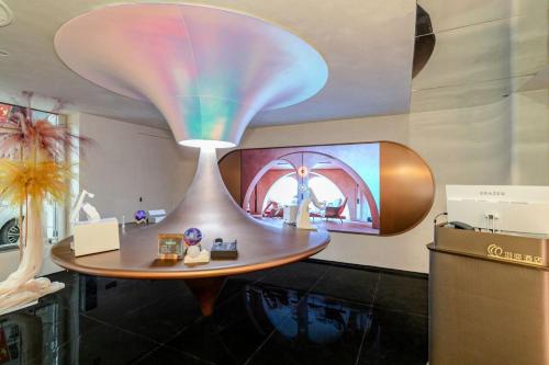広州市にあるYee Hotelの天井に虹のテーブルが付いた部屋
