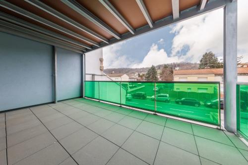 un balcon vide avec vue sur un parking dans l'établissement Le Monteil - Proches du GR65 et GR765, au Puy-en-Velay
