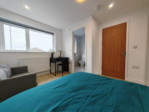 Ένα ή περισσότερα κρεβάτια σε δωμάτιο στο 2 Bed Chippenham House with Parking
