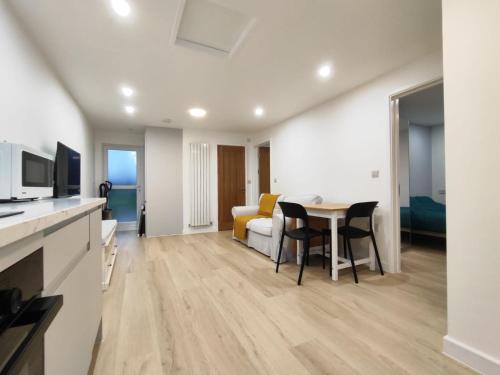 Μια τηλεόραση ή/και κέντρο ψυχαγωγίας στο 2 Bed Chippenham House with Parking