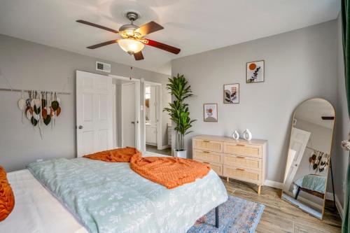 a bedroom with a bed and a ceiling fan at Towne Plaza Apartments 295 - 7 km from FIFA Fest in Houston