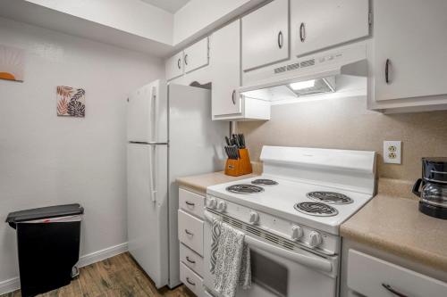 a kitchen with a white stove and a refrigerator at Towne Plaza Apartments 295 - 7 km from FIFA Fest in Houston