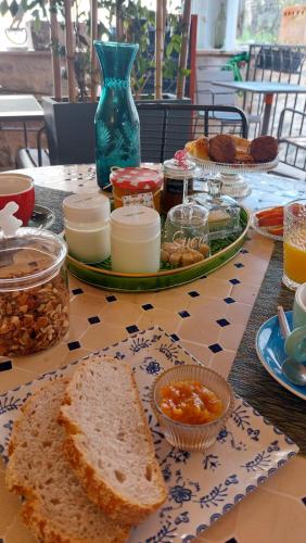 ブルニケルにあるLa Chambretteの食卓