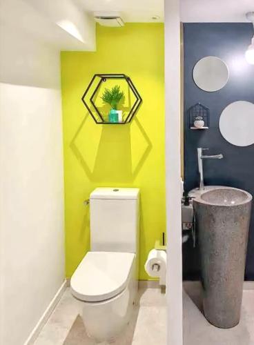 a bathroom with a toilet and a sink at Villa spacieuse Le François + piscine in Le François