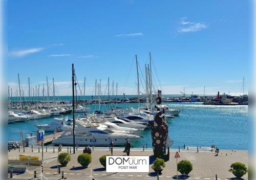 een jachthaven met boten geparkeerd in het water bij DOMuum Holidays - POSIT MAR in Cambrils