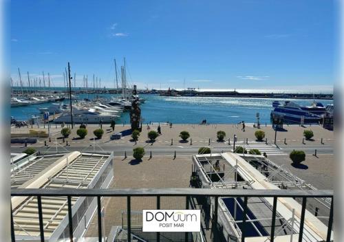 uitzicht op een jachthaven met boten in het water bij DOMuum Holidays - POSIT MAR in Cambrils