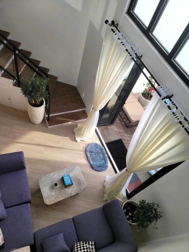 Posezení v ubytování French home with stunning Taal view near Tagaytay