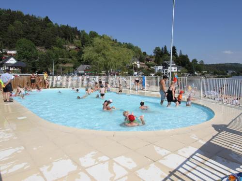 un groupe de personnes dans une piscine dans l'établissement Les Chenets, à Chambon-sur-Lac