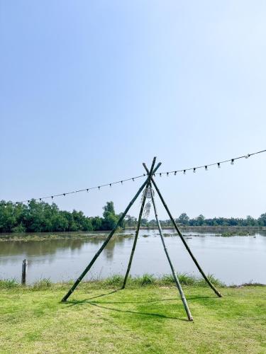 a pole with a net in front of a river at VAA chachoengsao in Ban Hua Sai