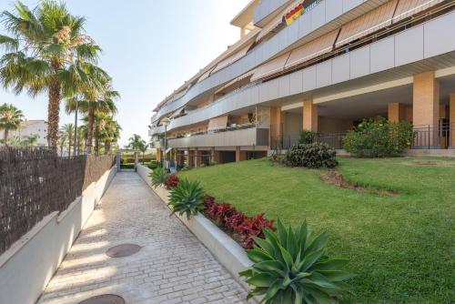 Hill apartment with terrace, parking, pool & paddle court