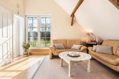 a living room with two couches and a table at Pendler- und Ferienwohnung Bröke in Ahaus