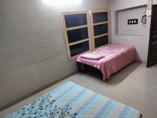 Una cama o camas en una habitación de Sriram niwas homestay