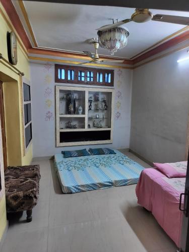 Una cama o camas en una habitación de Sriram niwas homestay