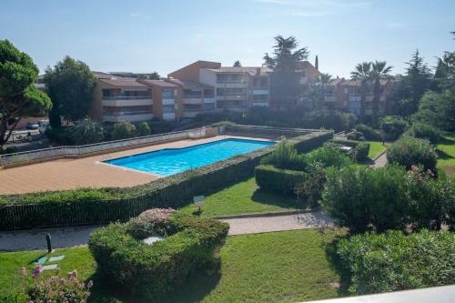 T2 cabine rénové/Piscine/Clim/commerces