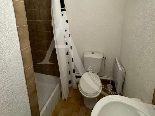 une petite salle de bain avec toilettes et douche dans l'établissement Studio cabine avec parking proche de la mer, à Sète