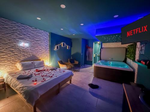 Postel nebo postele na pokoji v ubytování Love & Spa - Jacuzzi - Netflix - Métro - Wifi