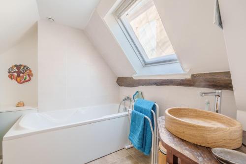 a bathroom with a sink and a window at L'Avallonnaise - Au cœur de la Bourgogne in Avallon