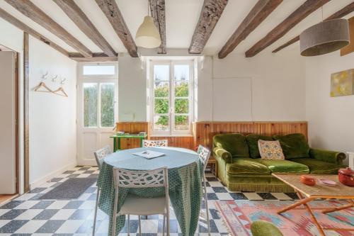 un salon avec un canapé et une table dans l'établissement L'Avallonnaise - Au cœur de la Bourgogne, à Avallon