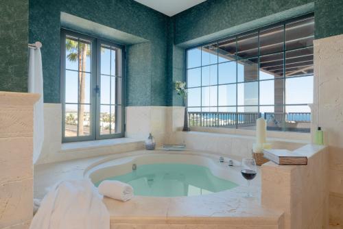 Villa Costa Roja con vistas al mar, piscinas, jacuzzi, mini golf y pádel en Montaña Roja