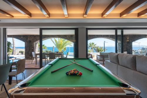 Villa Costa Roja con vistas al mar, piscinas, jacuzzi, mini golf y pádel en Montaña Roja