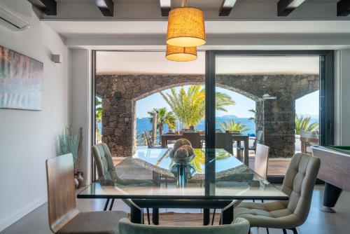 Villa Costa Roja con vistas al mar, piscinas, jacuzzi, mini golf y pádel en Montaña Roja
