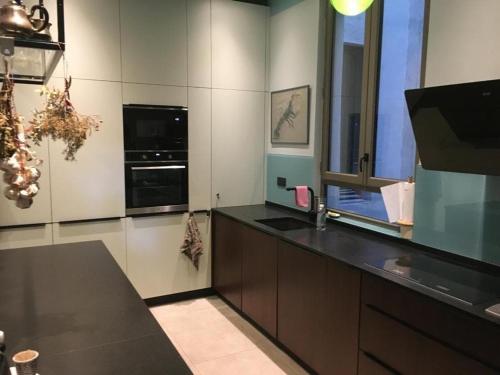 une cuisine avec un comptoir noir et une fenêtre dans l'établissement Experience Montpellier, beaches and hinterland, à Montpellier