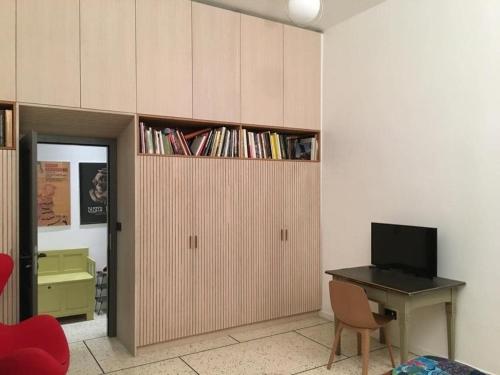 Cette chambre comprend un bureau et une armoire avec un ordinateur. dans l'établissement Experience Montpellier, beaches and hinterland, à Montpellier