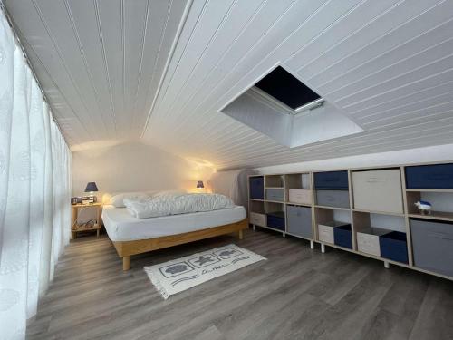 - une chambre avec un lit et un plafond blanc dans l'établissement Appt 2 pièces ILE DE RE - SAINT MARTIN DE RE - IDR400-04D, à Saint-Martin-de-Ré