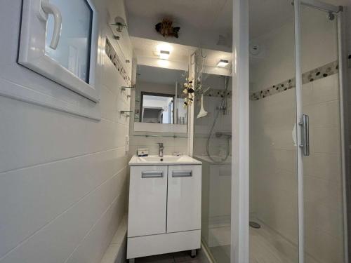 une salle de bain blanche avec un lavabo et une douche dans l'établissement Appt 2 pièces ILE DE RE - SAINT MARTIN DE RE - IDR400-04D, à Saint-Martin-de-Ré